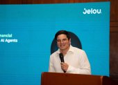 Luis Loaiza, cofundador de Jelou, durante la conferencia en la que presentó cómo la startup ecuatoriana está transformando la banca y el comercio con inteligencia artificial.