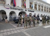 Policía y militares mantienen resguardo permanente en la Gobernación de Cotopaxi, sede temporal del Ejecutivo en Latacunga.