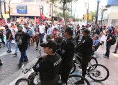 Manifestantes recorren la avenida 9 de Octubre durante la marcha contra las políticas del presidente Noboa.