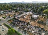 Lotes residenciales despejados después de que las casas allí fueran destruidas en el incendio de Eaton de enero de 2025, junto a casas que aún están en pie, en Altadena, California.