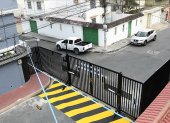 La ordenanza prohíbe estructuras de hormigón, placas metálicas y garitas, y obliga a que las rejas permitan visibilidad y acceso a personas con movilidad reducida.