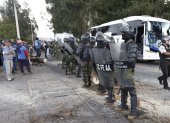 Elementos militares resguardan uno de los puntos calientes de las protestas de esta semana.