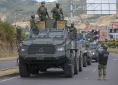 Foto de archivo de integrantes de las Fuerzas Armadas de Ecuador custodian en Otavalo (Ecuador).