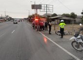 El motociclista fue hallado con un disparo en la cabeza en la calzada.