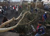 Ciudadanos usan bicicletas para movilizarse y poder saltar las vías cerradas en el Norte de Ecuador.