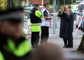 El primer ministro, Keir Starmer, y su esposa, Victoria, hablan con agentes de la Policía mientras visitan la escena frente a la sinagoga de la Congregación Hebrea de Heaton Park.