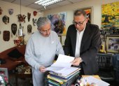 Revisión. Una vez cerrado el proceso de recolección de firmas, el colectivo revisa que las firmas sean legibles.