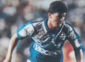 Edú Manga durante su etapa en Emelec en 1994, vistiendo la camiseta azul eléctrica.