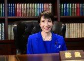 La exministra del Interior japonesa, Sanae Takaichi, posa este sábado en la oficina destinada al líder del gobernante Partido Liberal Democrático (PLD), tras ser elegida para el cargo en Tokio.