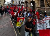 Gremios como la UNE y FUT marchan en Quito en defensa de derechos laborales y sociales.