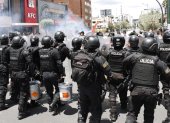 La Policía lanzó gas lacrimógeno para obligar a que los manifestantes se dispersen, tras una protesta cerca de la Fiscalía, en el norte de Quito.