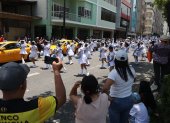 Las familias disfrutaron al paso de las cachiporreras en el desfile estudiantil por los 205 años de Independencia de Guayaquil