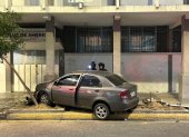 El vehículo en el que viajaban las dos víctimas se subió a la vereda y se impactó contra un árbol.