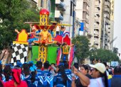 Sitios turísticos y hechos históricos fueron representados en el desfile de carros alegóricos, que se realizó en el bulevar 9 de Octubre.