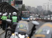 Policías custodian un bus de servicio público este lunes, en Lima (Perú).