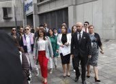 La vicepresidenta de la Asamblea Nacional, Mishel Mancheno, llegó a la Fiscalía acompañada de sus compañeros de bancada.