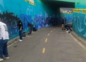 Ataque. Los infractores fueron sorprendidos por los agentes de tránsito, cuando vandalizaban el mural en El Labrador.