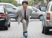 Encontró en los patines una forma de servir.