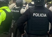 Los agentes de la Policía impidieron que la marcha del pueblo Kitu Kara avance por la avenida 12 de Octubre, en Quito.