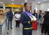 Kiara a su arribo a Guayaquil con los 3 oros mundiales que se suman a los otros 5 que previamente ya consiguió. Además de tres medallas paralímpicas.