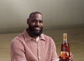LeBron James publicitó su alianza con la marca de coñac Hennessy.