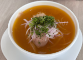 Desde una receta familiar hasta la exportación internacional, La Casa del Encebollado celebra el sabor ecuatoriano en cada porción.