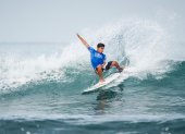 Alex Suarez, surfista ecuatoriano que demuestra el avance de este deporte en el país.