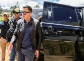 El auto del presidente Daniel Noboa fue atacado por una turba de manifestantes que le le lanzaron piedras.