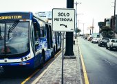 Conoce las únicas zonas donde puedes meterte al carril de la metrovía.