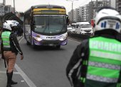 Policías custodian un bus de servicio público este 6 de octubre de 2025, en Lima (Perú).
