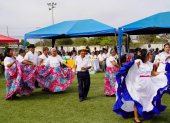 Protagonistas. Decenas de adultos danzaron en medio de los homenajes.