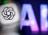 Tecnología. Una foto muestra las letras AI en la pantalla de una computadora, junto al logotipo de  ChatGPT.