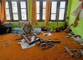 En esta fotografía tomada el 23 de septiembre de 2025, el artesano Ghulam Mohammad Zaz fabrica el instrumento Santoor en su casa de Srinagar.