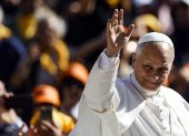 El papa saluda a los feligreses este 11 de octubre.