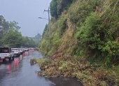 Deslizamiento de tierra en la avenida Simón Bolívar, sur provoca cierre parcial de la vía y congestión vehicular en Quito.