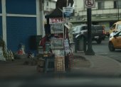 En un quiosco de venta de productos de la calle se expenden diarios, dulces, lotería, entre otros productos.