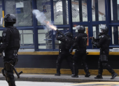 La Policía Nacional lanzó bombas lacrimógenas a manifestantes en la Villa Flora, en el sur, para evitar que avancen a otros puntos de Quito.