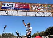 Miryam Núñez en la meta del desierto de Arica, en Chile, tras proclamarse campeona panamericana.