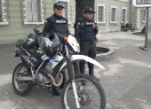 Agentes policiales resguardan el centro correccional de Guayaquil tras la fuga de ocho jóvenes.
