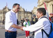 José Jerí (i), saludando al alcalde del municipio de Pataz, Aldo Mariños, previo a una reunión este domingo en Lima (Perú).