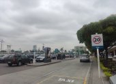 El parqueo del aeropuerto de Guayaquil tiene capacidad para 1.100 vehículos. La tarifa por hora o fracción es de 1,40 dólares.