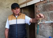 Vecinos del barrio Chamanal esperan desde tempranas horas la llegada de tanqueros con agua potable.