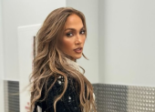 La actriz y cantante Jennifer Lopez ha llamado la atención al caminar por las calles de Nueva York.