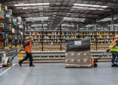 El gigante de comercio electrónico informó el mes pasado que está invirtiendo más de $ 1.000 millones para aumentar los salarios y otros gastos.