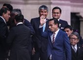El presidente interino de Perú, José Jerí, (d) saluda durante una reunión con gobernadores este lunes, en Lima (Perú).