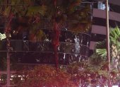 Los ventanales del edificio conocido como "Barril del Chavo" o "licuadora", ubicado frente al hotel Sheraton, quedaron destruidos por la onda expansiva del carro bomba.