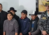 Dirigentes indígenas y autoridades del Gobierno durante la reunión en Otavalo, Imbabura, donde se acordó levantar temporalmente el paro y abrir mesas de diálogo para atender las demandas de las comunidades.