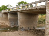 Un atentado con explosivos en el puente de Churute obligó al cierre de la vía hacia Naranjal.