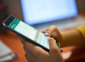El resumen de mensajes utiliza la Inteligencia Artificial de MetaAI para generar una síntesis en viñetas de los mensajes no leídos en chats de WhatsApp.