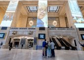 Personas asisten a la exposición "Dear New York" impulsada por Brandon Stanton, este 7 de octubre de 2025 en la estación Grand Central de Nueva York (Estados Unidos).